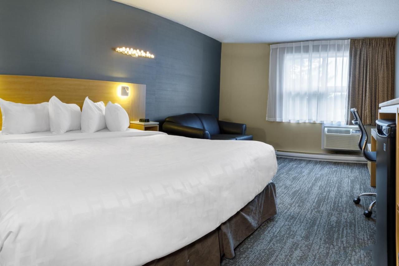 Hotel Clarion Pointe Airport