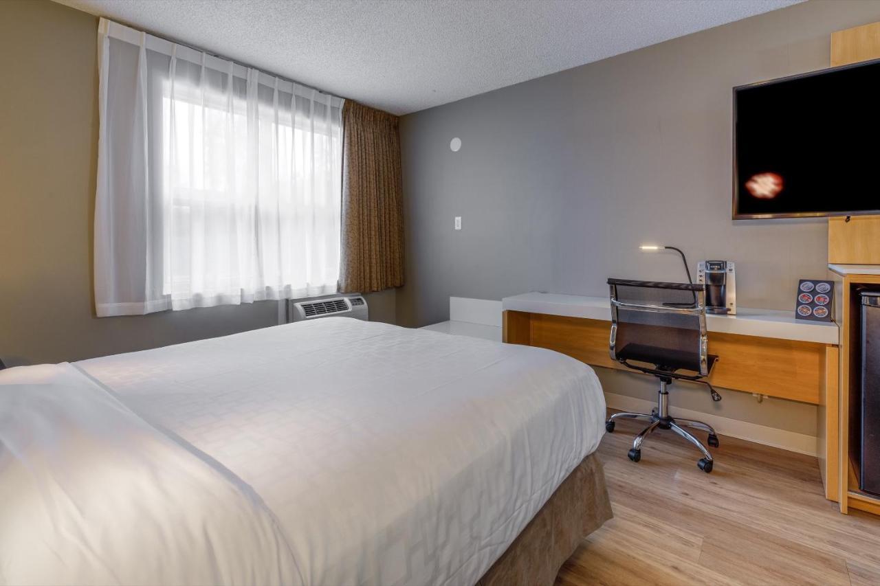 Hotel Clarion Pointe Airport 2*