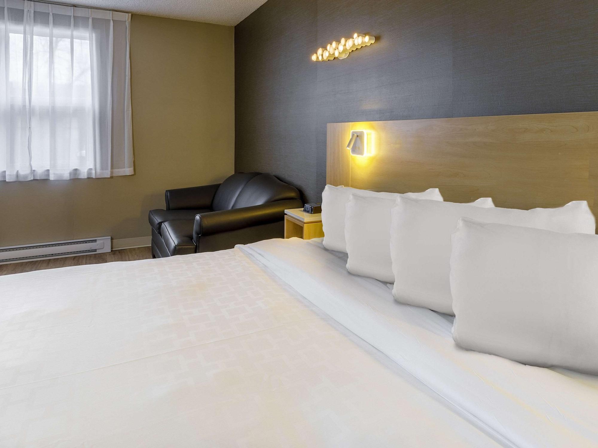 Clarion Pointe Airport Hotel 2*